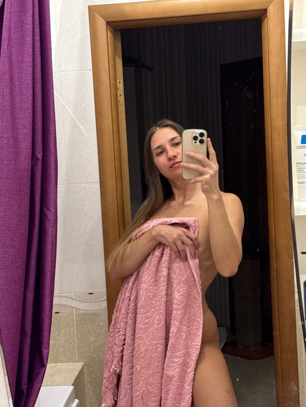 Woman Takes Mirror Selfies and Cat Photos in Saint Petersburg