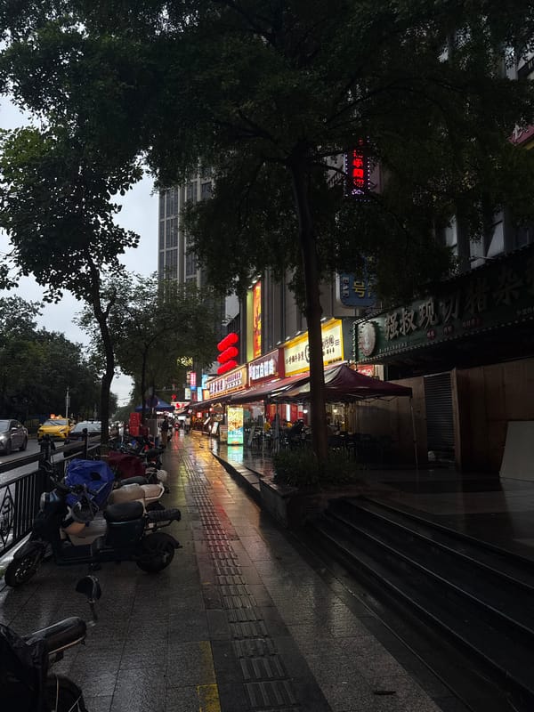 Rainy morning scenes across Haizhu District's urban core