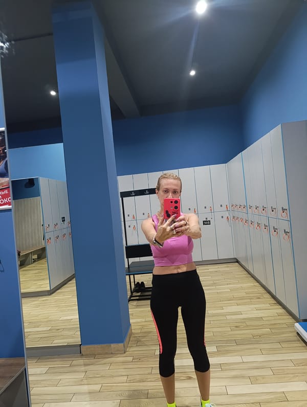 Gym selfies and sneaker shots from a Moscow fitness session