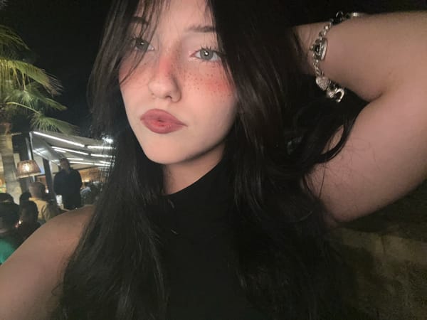 Night out in Cupra Marittima, selfies and a smoke break