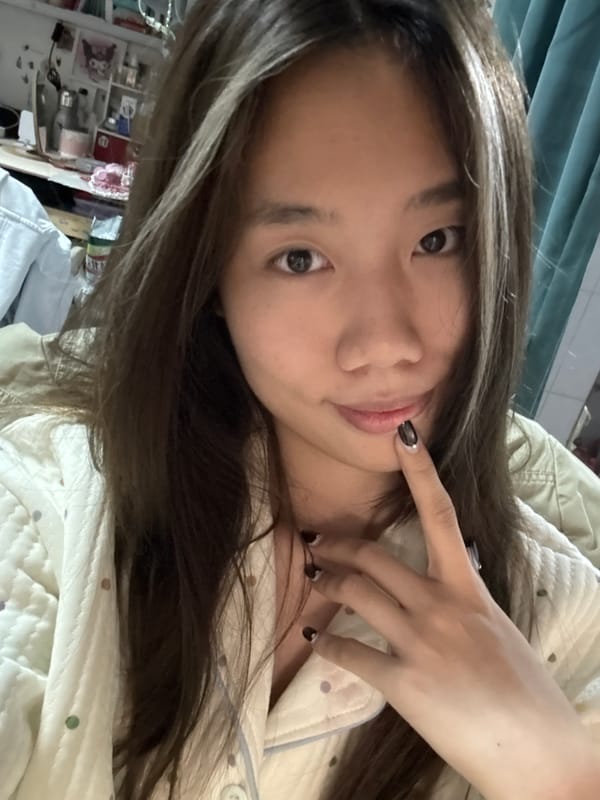 Woman takes multiple mirror selfies in Nan'an District