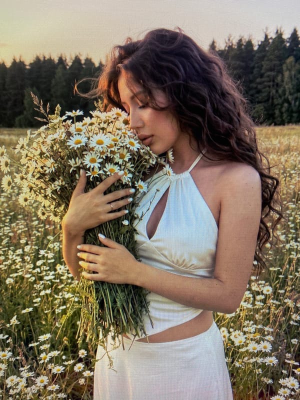 Daisy fields and palm shade: two laid-back outdoor moments