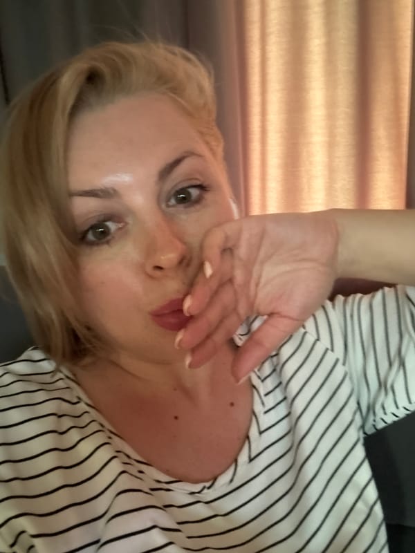 Lazy afternoon indoors in Sochi, selfies and shelf decor