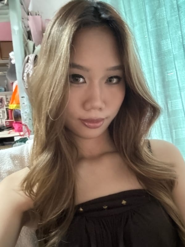 Woman takes morning selfies in Nan'an District apartment