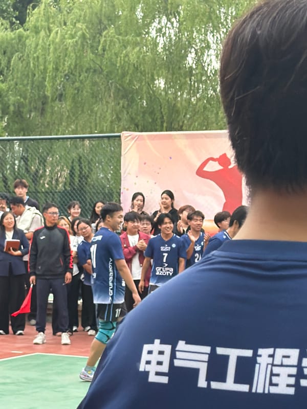 Outdoor volleyball game draws spectators in Guta, China