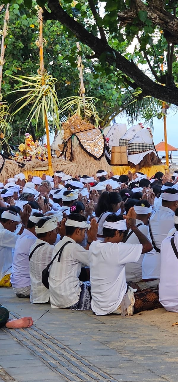 Hindu-Balinese religious ceremony draws large outdoor gathering in Denpasar