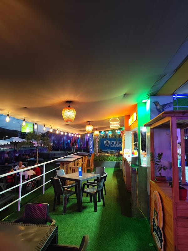Nighttime outdoor dining venue documented in Los Robles, Venezuela