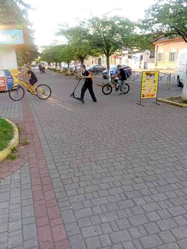 Tiachiv street life: kiosks, cobblestones, and afternoon sun