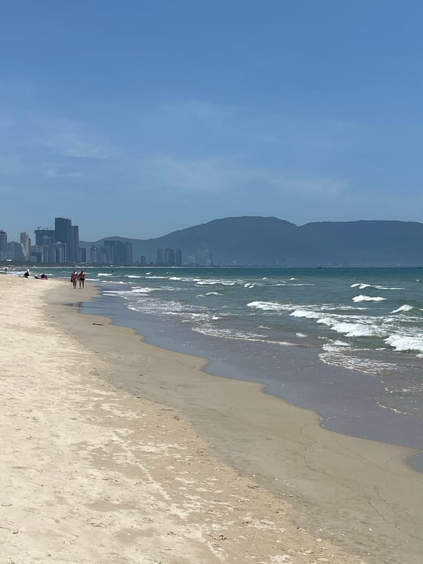 Clear morning conditions documented at Đà Nẵng beach facilities
