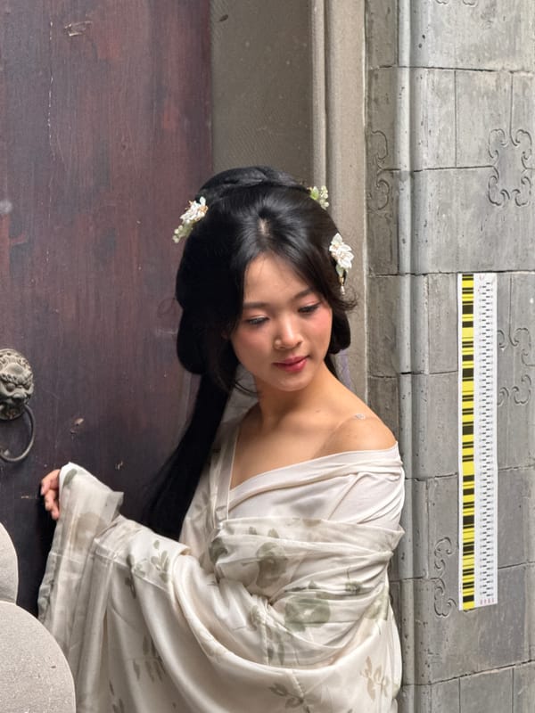Traditional dress photography gathering at Chongqing historic sites