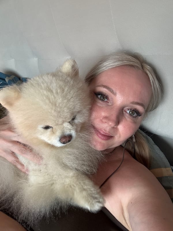 Cozy bedroom selfies with a Pomeranian in Komsomolsk-on-Amur