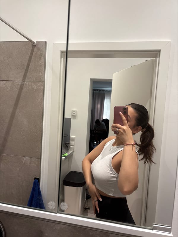 Woman takes bathroom selfie in Mönchengladbach