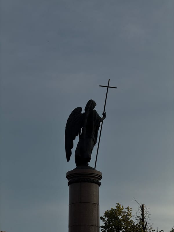 Street performer and monuments along a Brest public square