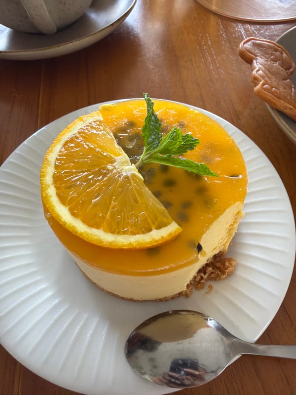 Cafe dining and selfies in Kuta Selatan tropical restaurant