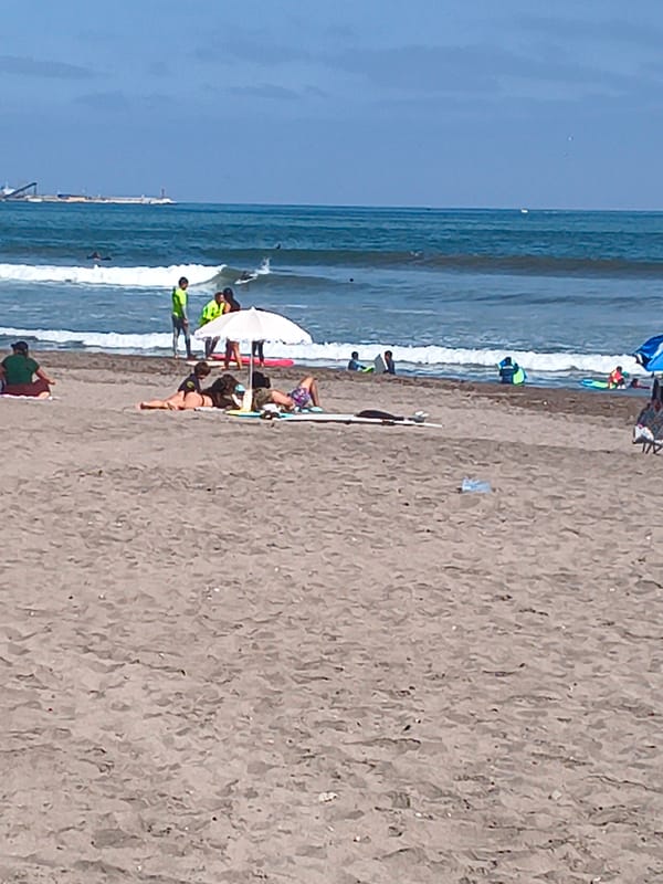Sunny afternoon beach activities documented in Arica, Chile