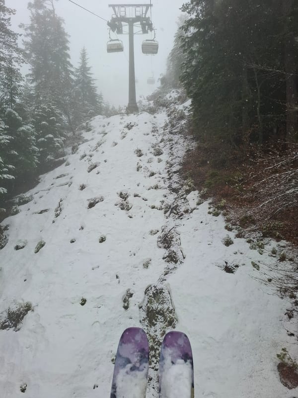 Snowy ski conditions documented at Bansko resort during snowfall