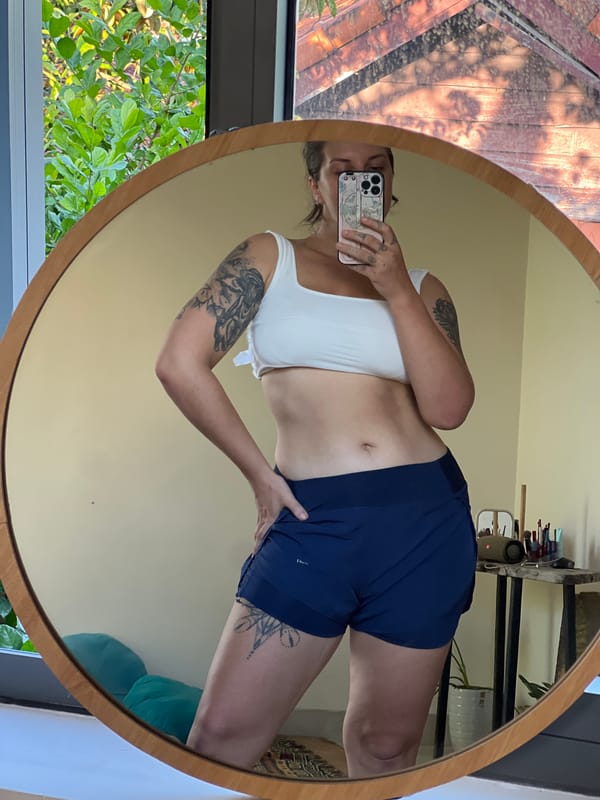 Lazy morning selfies and room vibes in Đà Nẵng