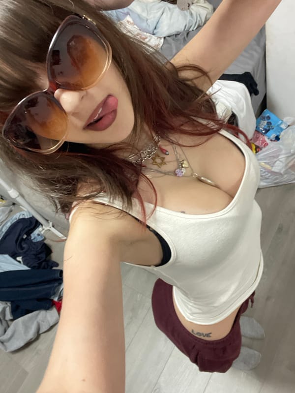 Woman Documents Afternoon Through Series of Selfies in Raanana