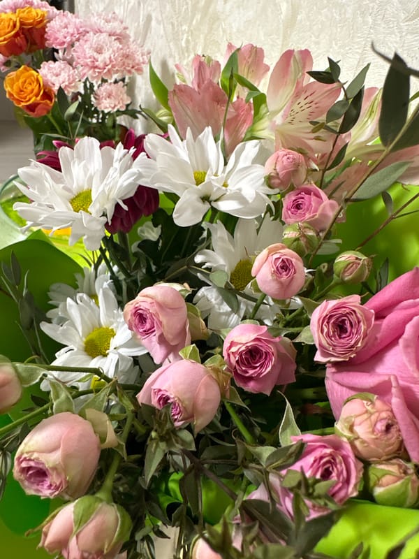 Family moments and flower bouquets captured in Uva home