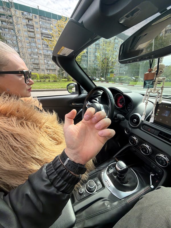Driver in faux fur coat observed in Saint Petersburg