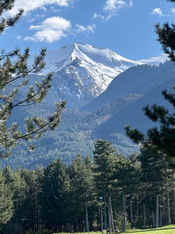 Clear day at Razlog golf range with mountain views