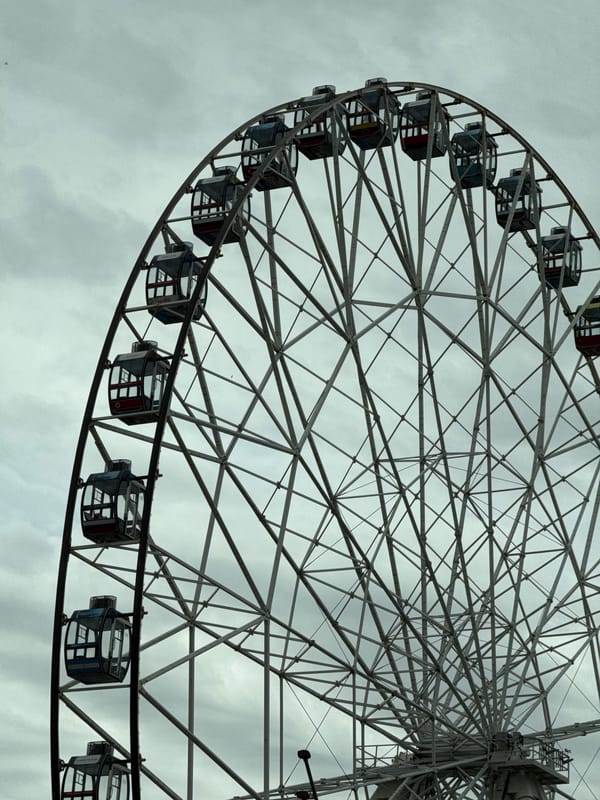 Ferris wheel spotted operating in Kazan under cloudy skies
