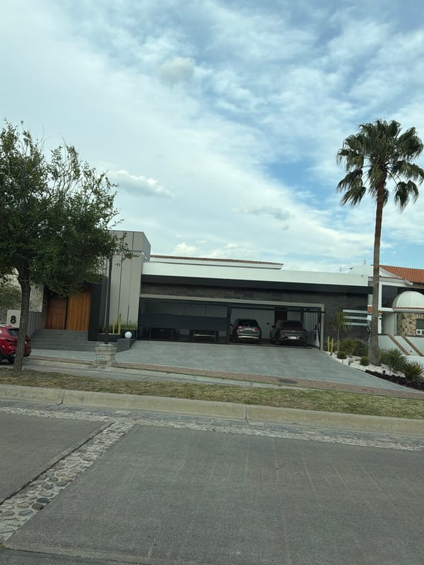 Residential street scene captured in San Bernardino Tlaxcalancingo