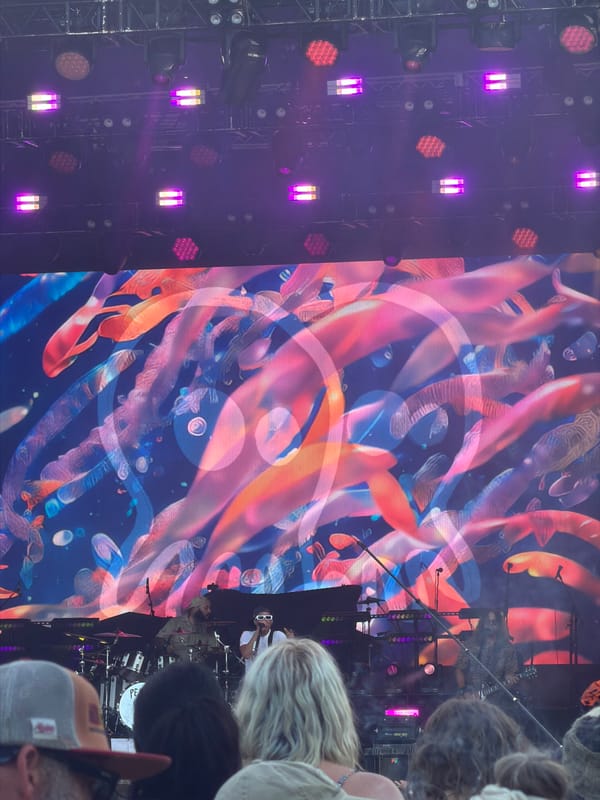 Pepper plays Virginia Beach amphitheater with psychedelic stage visuals