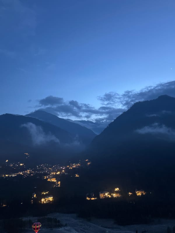 Daily life and dusk in the mountain village of Vashisht