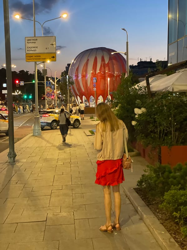 Moscow at dusk: street scenes, a book kiosk, and the metro.