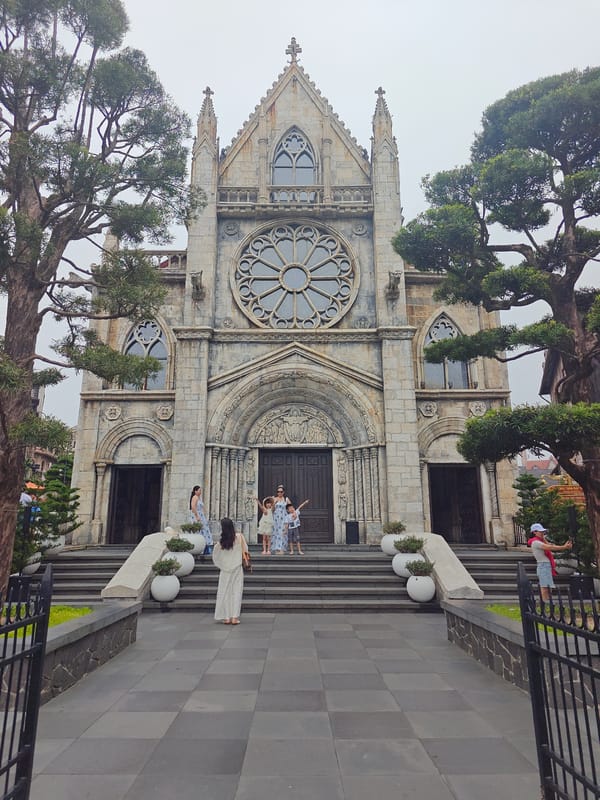 Ba Na Hills cable cars, construction fog, and Pop Mart collectibles