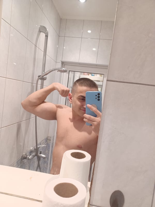 Man takes flexing mirror selfie in Varna bathroom