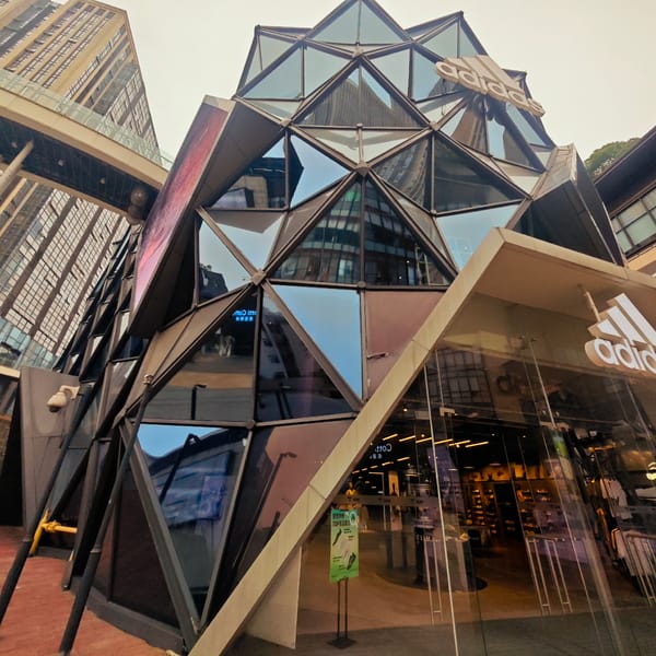 Morning scenes captured across Yuzhong District's streets and shops
