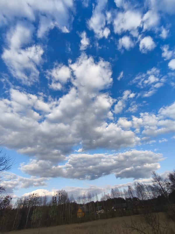 Clear spring sky with cumulus clouds observed in Парэчча