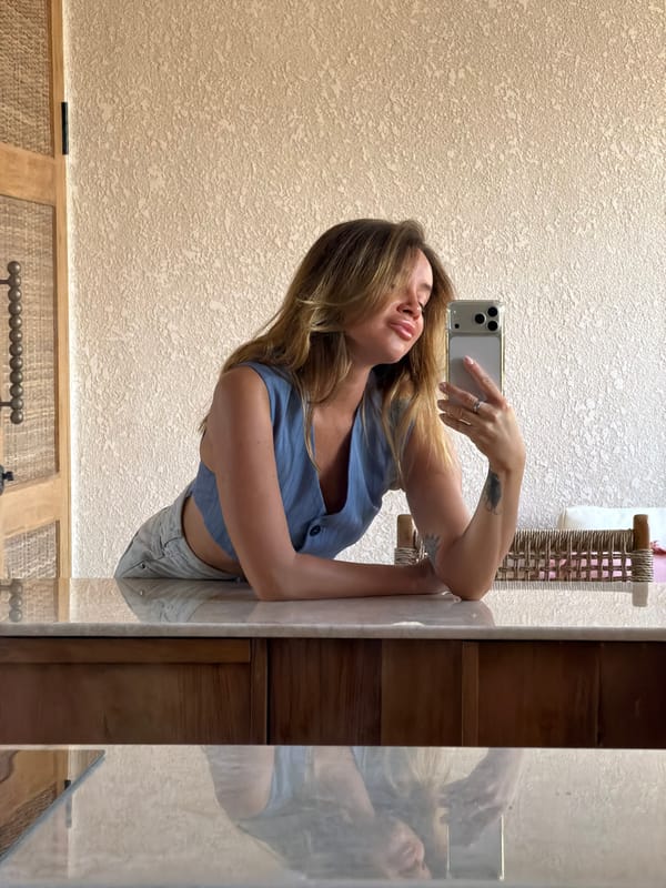 Tourist documents stay in Mengwi with selfies and room tour
