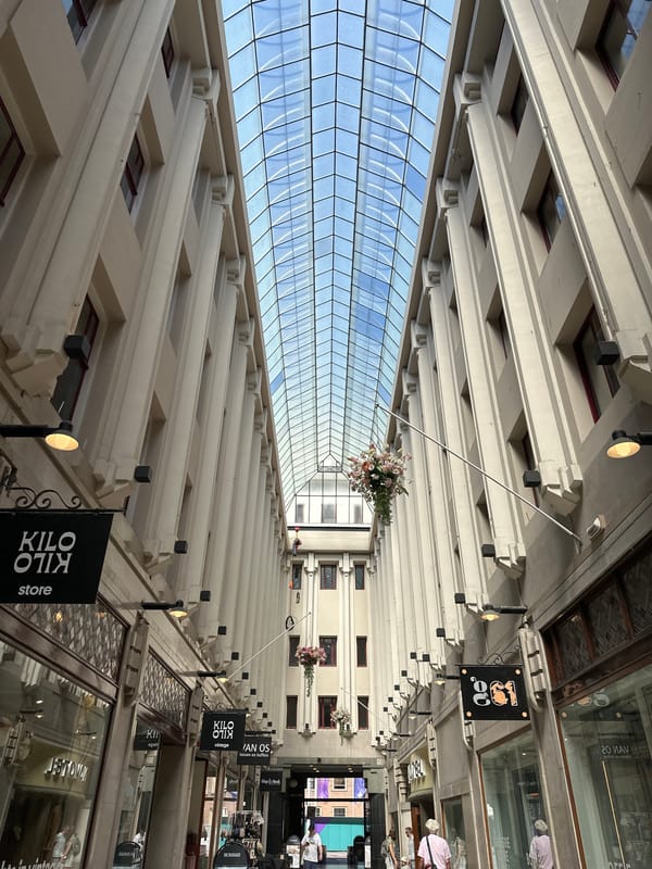 Afternoon around The Hague — shopping, street scenes, and fast food