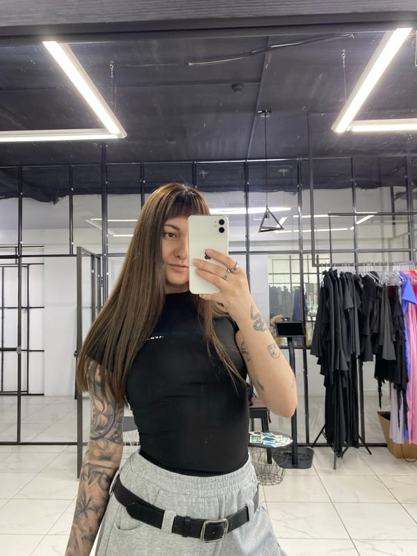 Woman takes selfies in Votkinsk clothing store