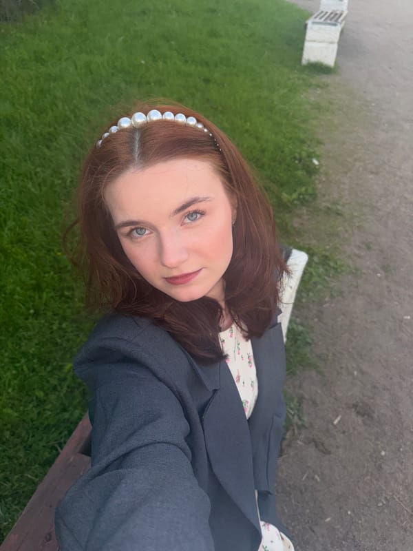 Woman photographed in outdoor portrait session in Saint Petersburg park