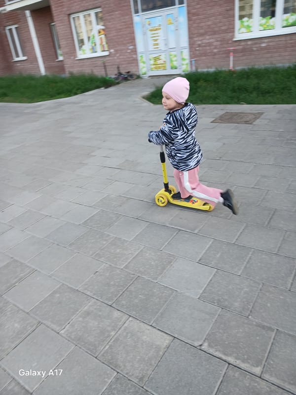 Ordinary street life captured in Yekaterinburg residential area