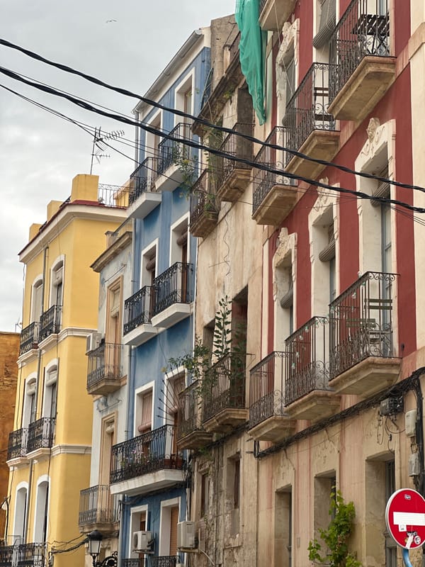 Urban scenes documented across unknown city in 45-minute span