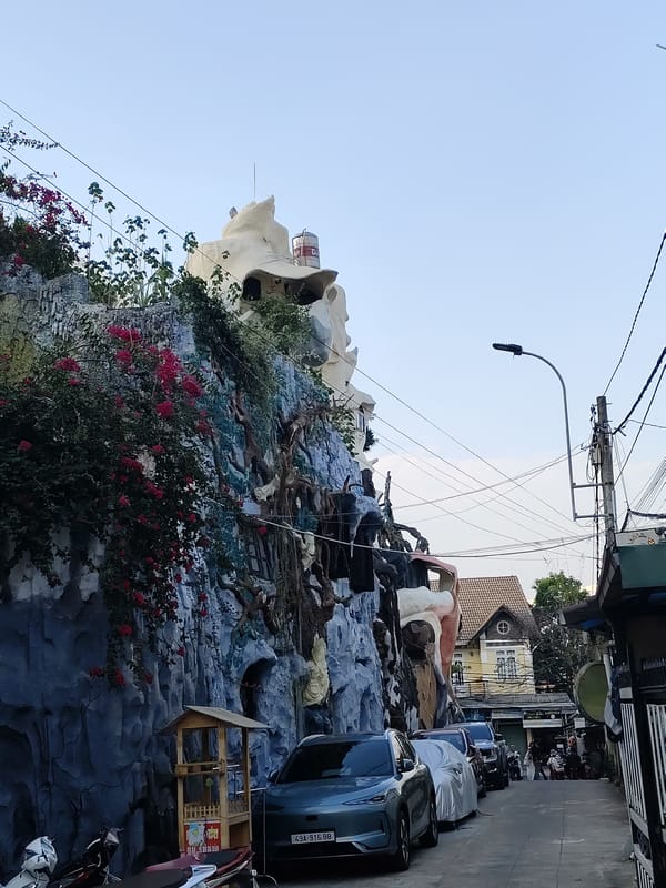 Tourist captures Da Lat's iconic Crazy House and cathedral