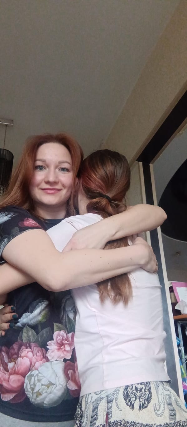 Woman documents playful afternoon with bubbles and family embraces