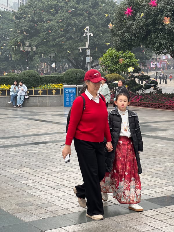 Morning street life captured in busy Chongqing district