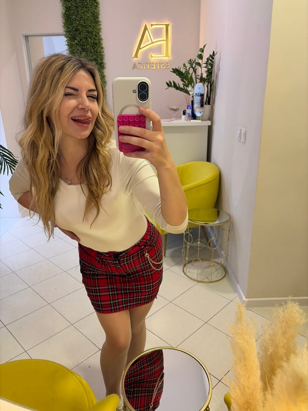 Woman documents morning routine with selfies in Budva