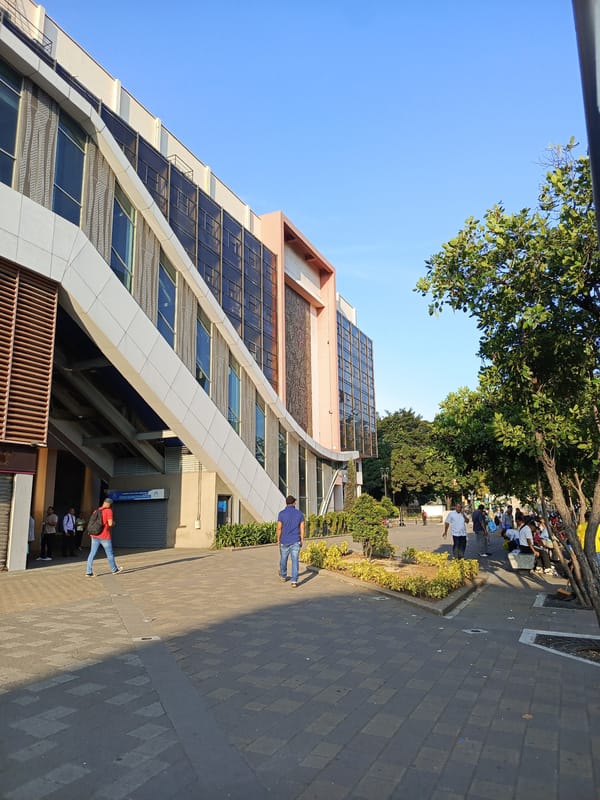 Evening street scenes and urban life documented in Guayaquil