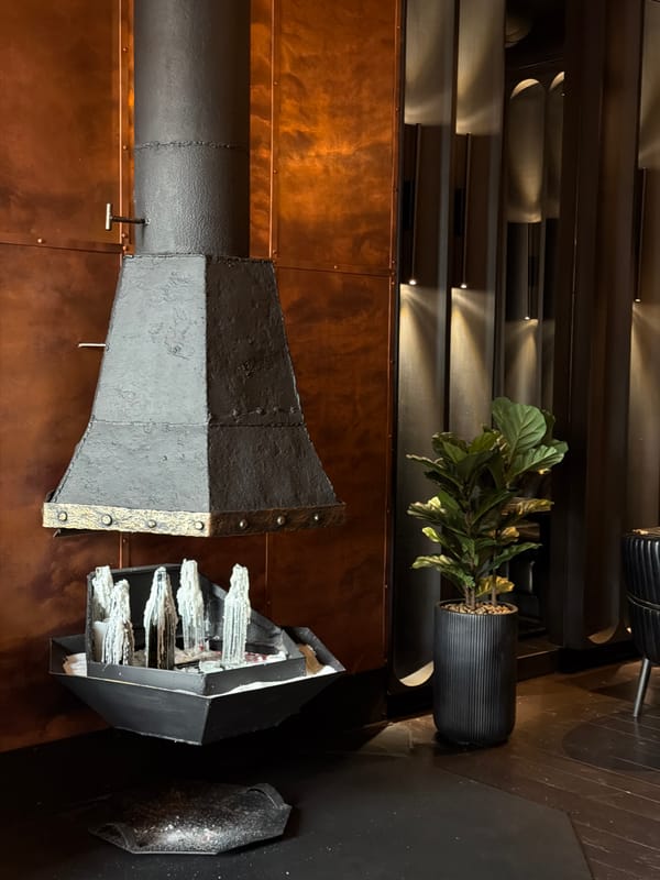 Casual dining moments captured at Moscow restaurant