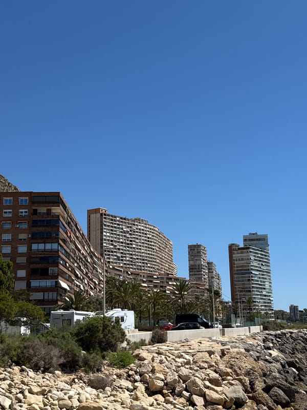 Tourist captures sunny coastal scenes around Alicante landmarks