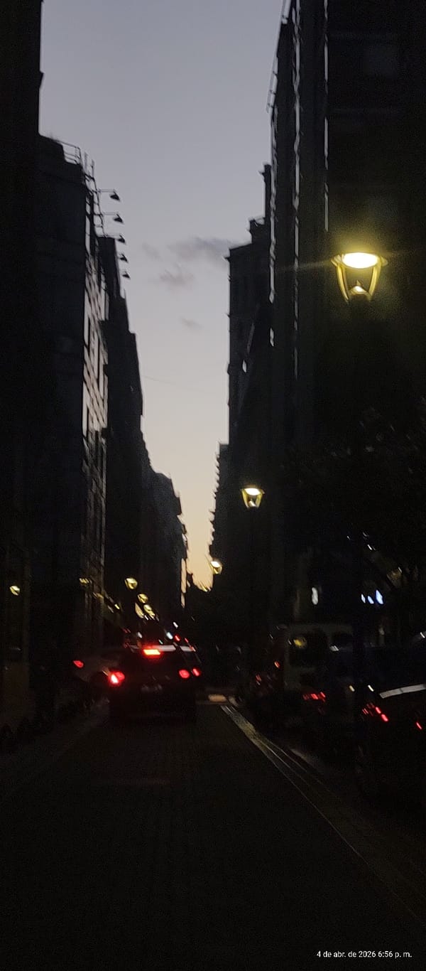 Evening traffic stop documented on Buenos Aires street