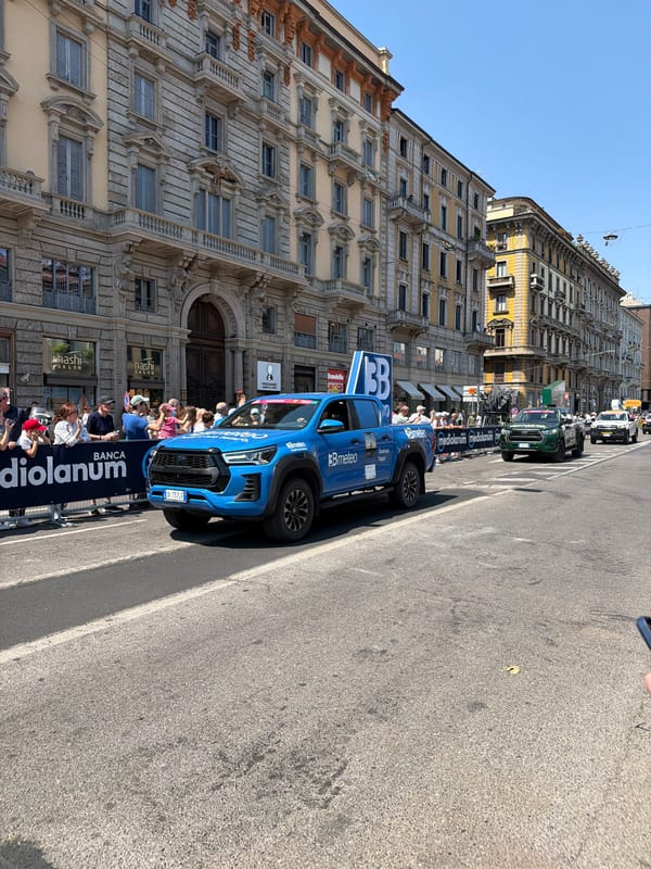 Giro d'Italia procession rolls through Milan streets