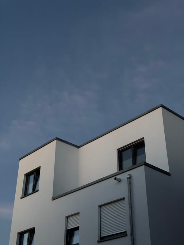 Twilight walkthrough of a quiet residential neighborhood in Oelde